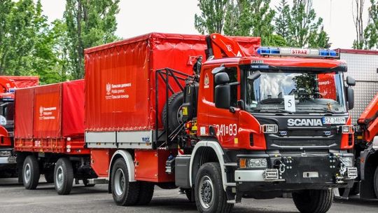 Służby wiozą pomoc dla Białorusi. Również strażacy z Krosna