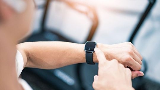 Smartwatch damski dla aktywnych kobiet – funkcje sportowe i fitness, które poprawią Twój styl życia