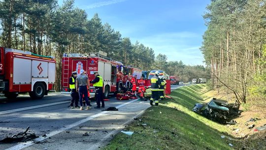 Śmierć 24-latka po zderzeniu trzech samochodów na DW871