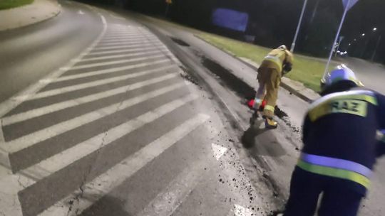 Śmierdząca sprawa. W nocy strażacy zmywali ulice Krosna z osadów ściekowych
