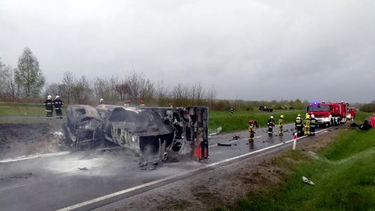 Śmiertelny wypadek na DK77. Po zderzeniu pojazdów, cysterna stanęła w płomieniach [AKTUALIZACJA]