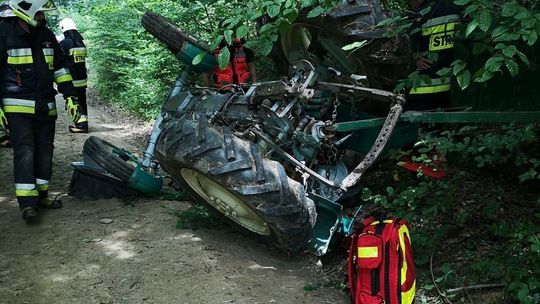 Śmiertelny wypadek w lesie. Ciągnik przygniótł mężczyznę