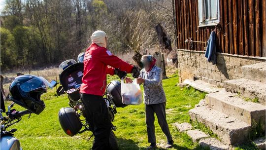 Solidarni z seniorami. Wolontariusze rozwieźli paczki z żywnością