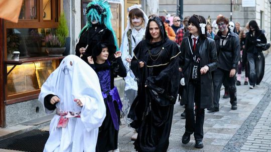 Spacer Zombie w centrum Krosna. Uczestnicy ruszyli z Rynku