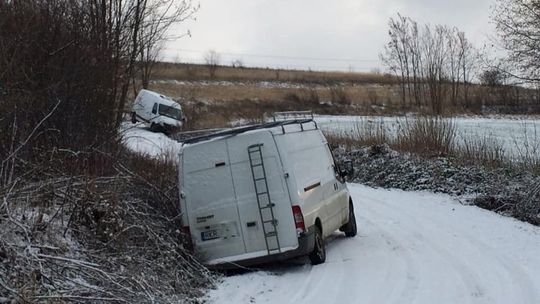 Spadł pierwszy śnieg. Samochody w rowach, utrudnienia na drogach