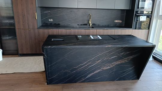 Spieki kwarcowe w aranżacjach mieszkań - elegancja, trwałość i precyzja wykonania