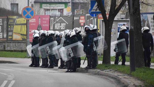 Spore siły policji na meczu Karpaty Krosno vs. Siarka Tarnobrzeg