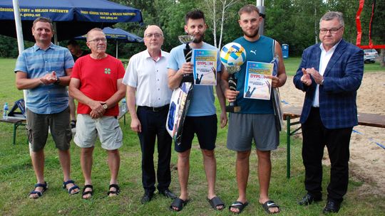 Sportowe emocje w Niżnej Łące. XV Powiatowy Turniej Piłki Siatkowej Plażowej