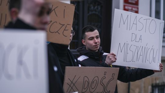 Sprzeciw podwyżkom cen za parkowanie w Krośnie. Protest pod Urzędem Miasta