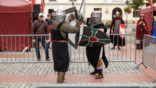 Średniowieczne miasteczko na Rynku w Krośnie. Rycerze, dawne rzemiosła i gry [ZDJĘCIA]