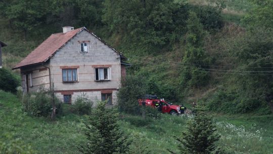 Starsza kobieta potrzebowała pomocy. Trudny dostęp do jej domu