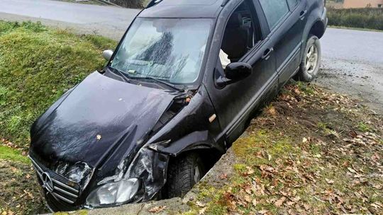 Stracił panowanie nad pojazdem. Mercedes wypadł z drogi