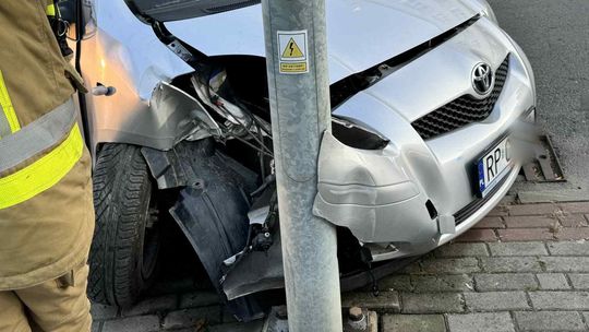 Straciła panowanie nad pojazdem i uderzyła w latarnię