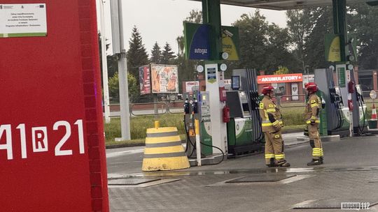 Strażacka interwencja na stacji paliw w Krośnie. Awaria w BMW podczas tankowania gazu