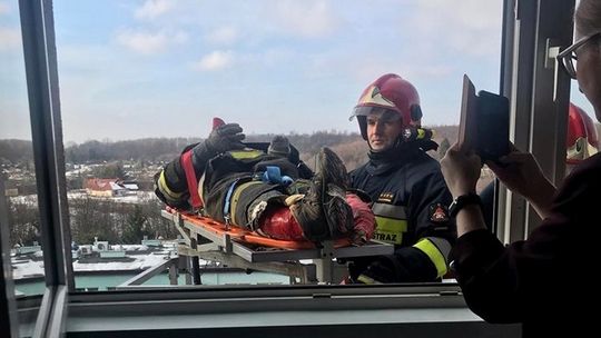 Strażackie manewry na szpitalnych korytarzach. Ewakuacja przez okno