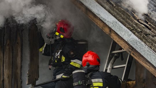 Strażacy ewakuowali starszą kobietę z zadymionego domu