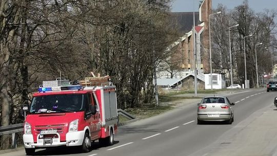 Strażacy na ulicach Krosna. Nadają komunikat, żeby zostać w domu