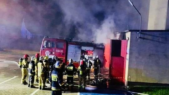 Strażacy OSP Bądecz stracili cały swój sprzęt w pożarze remizy [APEL]