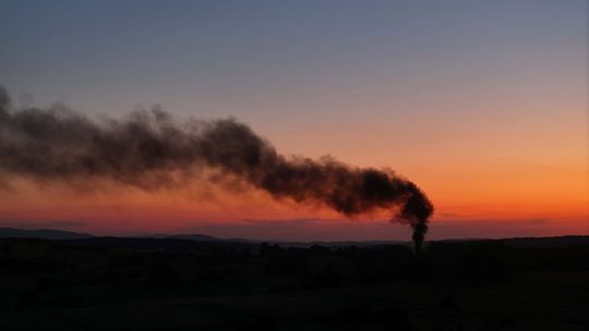 Strażacy wezwani do podpalenia opon w Faliszówce. Dym widoczny z wielu kilometrów