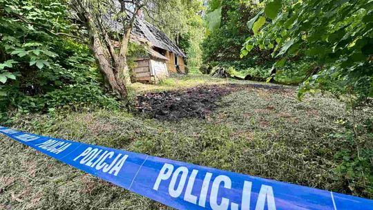 Strażacy wezwani do pożaru domu w Moderówce. Paliła się trawa