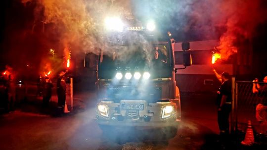 Strażacy z OSP Kombornia powitali nowe VOLVO. Zastąpi starego Stara