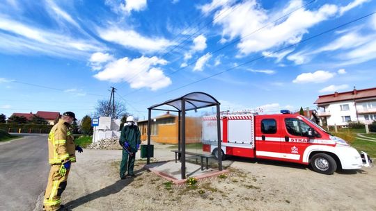 Strażacy z OSP Świerzowa Polska dezynfekują przystanki w całej gminie Chorkówka