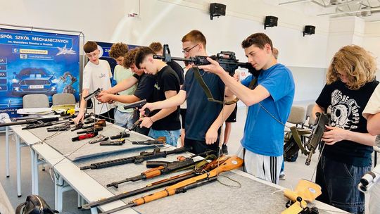 Strzelectwo sportowe w służbie patriotyzmu – projekt AUA Fundacja w krośnieńskich szkołach