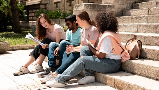 Studia w Polsce 2025: Ile kosztuje edukacja wyższa i od czego zależą wydatki?