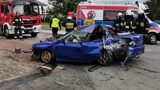 Subaru wbiło się w ogrodzenie. "To cud, że on żyje" [AKTUALIZACJA]