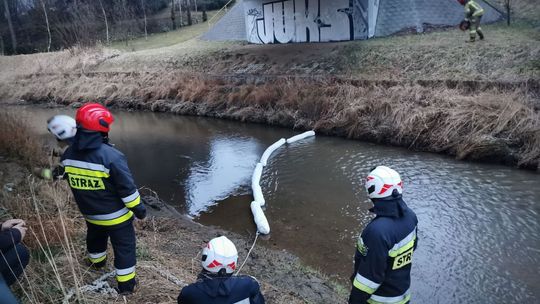 ? Substancja ropopochodna na rzece Lubatówka