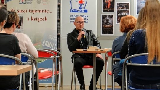 Świat bez kryminałów byłby nudny… Spotkanie z Robertem Małeckim w Krośnieńskiej Bibliotece Publicznej