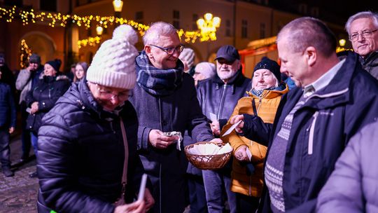 Świąteczna atmosfera na Rynku w Krośnie. Zobaczcie zdjęcia ze Spotkania Wigilijnego 2025