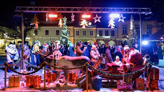 Świąteczna inauguracja sezonu w Krośnie. Rozświetlono choinkę! [ZDJĘCIA]