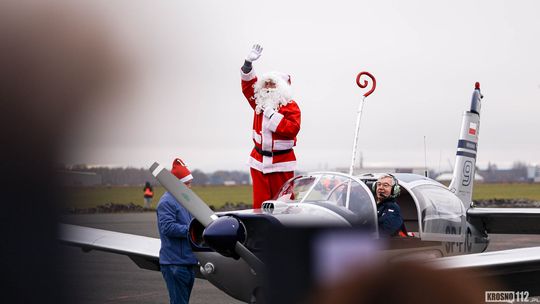 Świąteczne HO-HO-HO nad lotniskiem w Krośnie: 20. edycja lądowania Mikołaja [ZDJĘCIA]