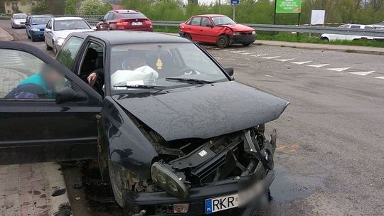 ŚWIERZOWA POLSKA: Zderzenie samochodów tuż przed mostem