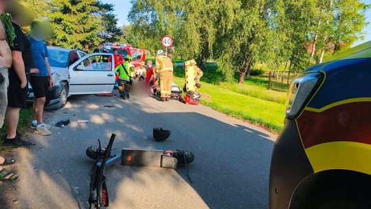 Świerzowa Polska. Zderzenie samochodu z hulajnogą. Dwójka dzieci poważnie rannych