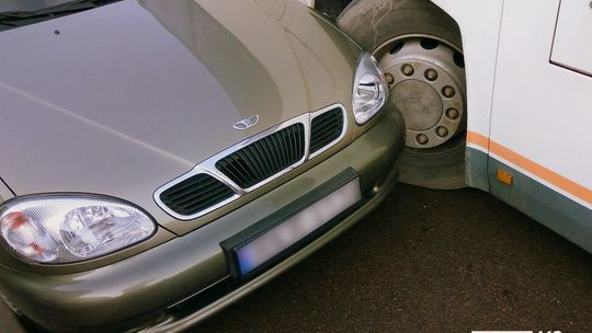 ŚWIERZOWA POLSKA: Zderzenie szkolnego autobusu z osobówką