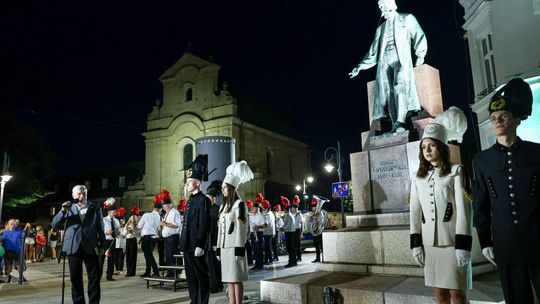 Świet(l)ne Miasto rozświetliło Krosno. Nauka, historia i uroczysty przemarsz pod pomnik Ignacego Łukasiewicza [ZDJĘCIA]