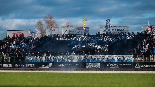 Święto na trybunach i duże środki policji. Karpaty przegrały z Czarnymi Jasło