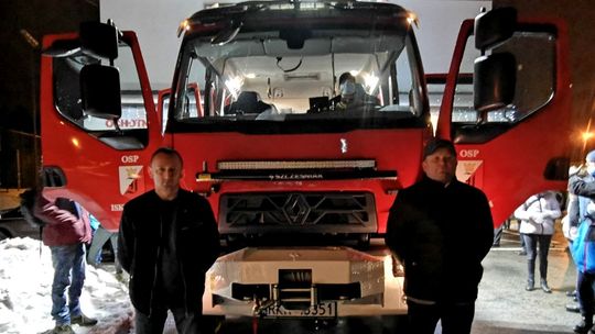 Święto w Iskrzyni! Nowy Renault zaparkował pod strażacką remizą