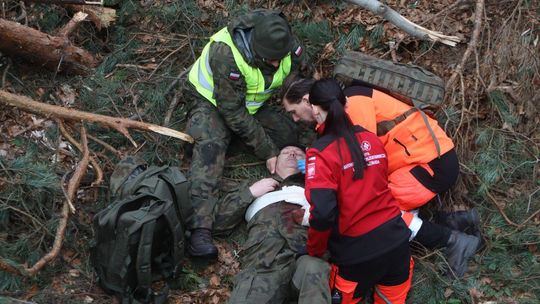 Symulowano katastrofę samolotu w lesie. Ćwiczenia służb ratowniczych w Jedliczu