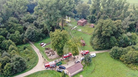 Symulowany pożar urządzeń kopalnianych - zagrożony zbiornik z gazem. Ćwiczenia strażaków OSP z gminy Jedlicze