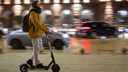 Tysiące niebezpiecznych hulajnóg trafia do Polski
