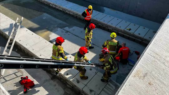 Szczepańcowa. Mężczyzna spadł z wysokości na terenie jazu
