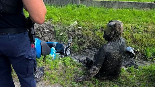 Szczepańcowa. Pijany motorowerzysta wjechał do rowu
