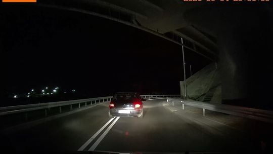 ? Szereg wykroczeń i niebezpiecznych manewrów kierowcy i... pasażera volkswagena