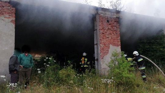 SZKLARY: Pożar w garażach dawnego PGRu