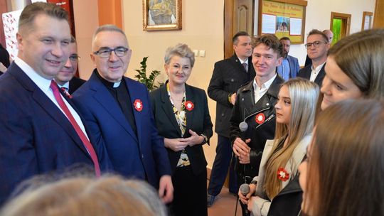 "Szkoła do hymnu" i otwarcie nowych klasopracowni w MZSP. Minister Czarnek w Miejscu Piastowym