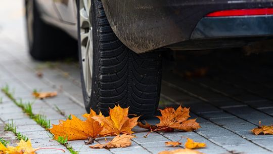 Szukasz opon w rozmiarze 225/45 R17? Oto najlepsze modele zimowe i całoroczne