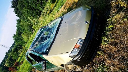 Tajemnicze dachowanie w Zręcinie. Policjanci wyjaśniają okoliczności zdarzenia